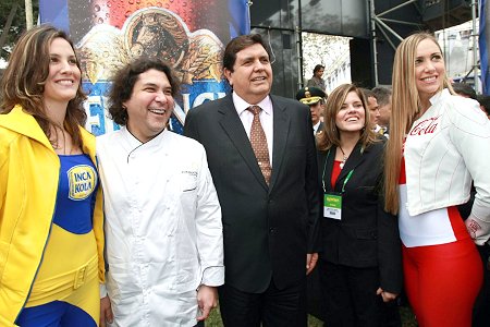 Chef GastÃ³n Acurio, el presidente Alan GarcÃ­a y ministra Mercedes ArÃ¡oz en Mistura