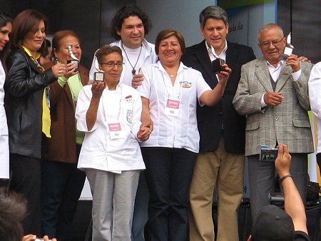 Gastón Acurio y las ganadoras del Ají de Plata en Mistura