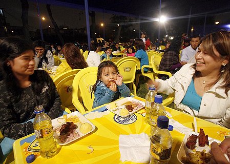 LimeÃ±os en la Noche de la Comida Peruana