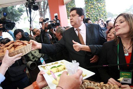 Presidente Alan GarcÃ­a y ministra Mercedes ArÃ¡oz en Feria GastronÃ³mica Mistura
